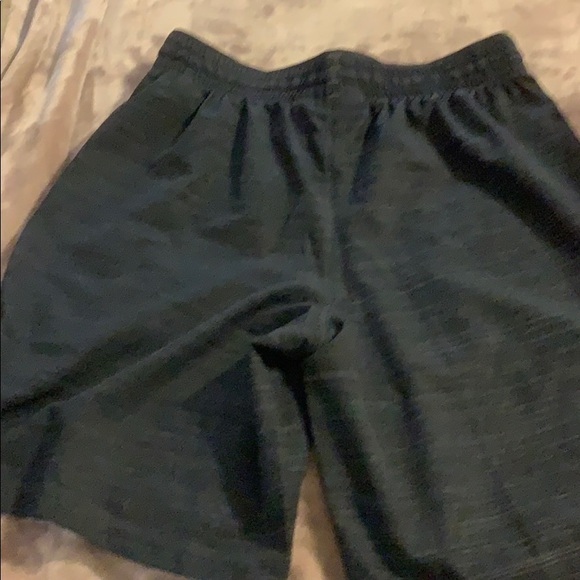 UNDER ARMOR  BOYS SHORTS BLACK SMALL WITH POCKETS - Picture 3 of 3